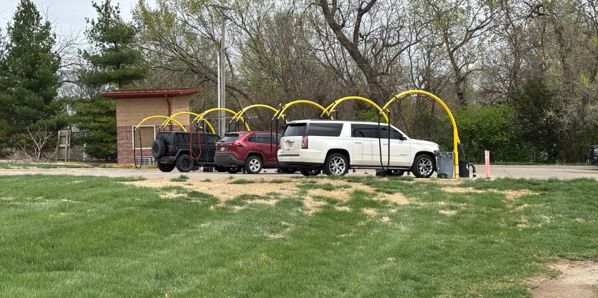Broad view of East Ridge Car Wash exterior, with multiple SUVs lined up outside for vacuuming.
